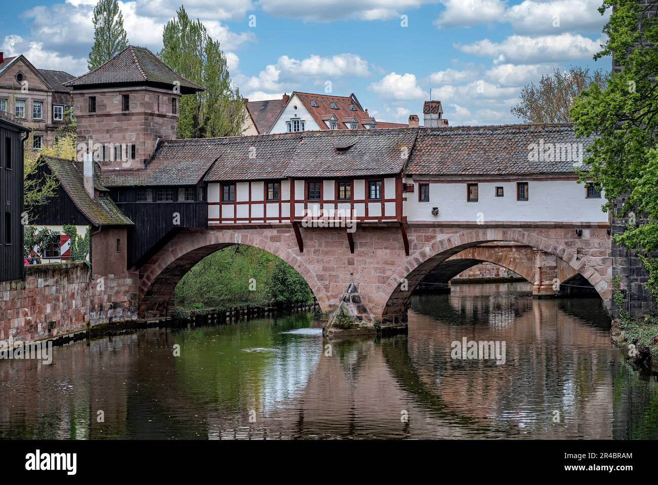 Le pont de Hangmans au-dessus de la rivière Pegnitz à Nuremberg, Bavière, Allemagne Banque D'Images