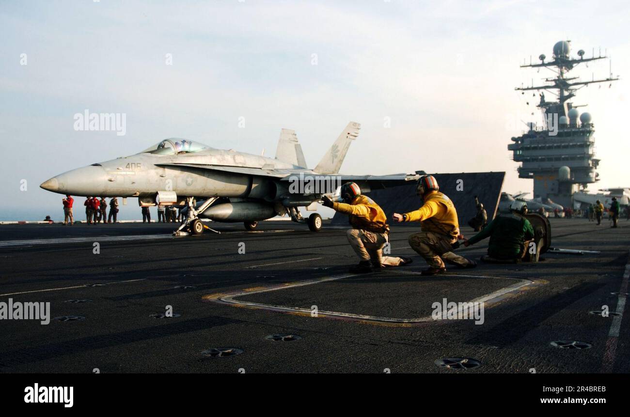 LES chasseurs de catapulte DE la Marine AMÉRICAINE signalent de lancer un F-A-18C Hornet, affecté au 8e Escadron de chasseurs des guerriers d'Or de Strike (VFA-87). Banque D'Images