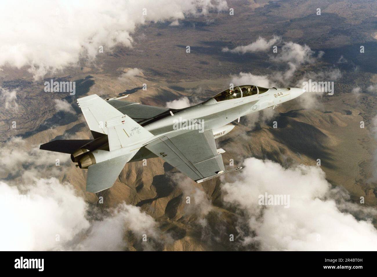 US Navy un F-A-18F Super Hornet affecté au Nine Escadron d'essais et d'évaluation aériens (VX-9) effectue une mission d'essais d'exploitation comme remue-méninges de dessert au-dessus de la chaîne de montagnes Coso. Banque D'Images