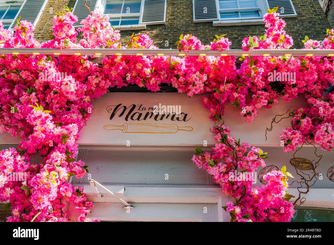 LONDRES, Royaume-Uni - 24 MAI 2023 : une exposition florale spectaculaire orne la fenêtre du restaurant la Mia Mamma à Chelsea pendant Chelsea à Bloom floral annuel a Banque D'Images