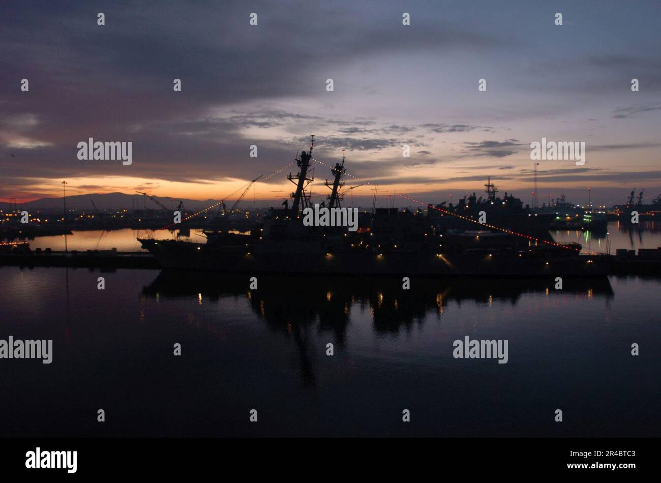 MARINE AMÉRICAINE le destroyer à missiles guidés USS Milius (DDG 69), Foreground, et d'autres 3rd navires de la flotte qui ont été portés à la base navale de San Diego affichent leurs lumières de vacances dans les moments de célébration après le début de la TH. Banque D'Images