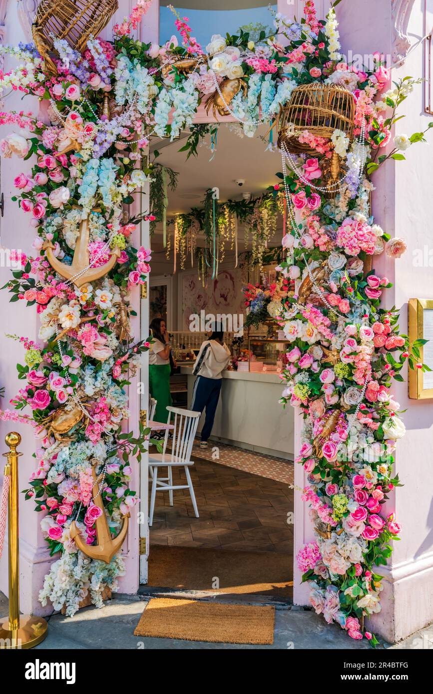 LONDRES, Royaume-Uni - 24 MAI 2023 : une exposition florale spectaculaire décore la fenêtre de la boulangerie Peggy Porschen à Chelsea pendant Chelsea dans la flore annuelle Bloom Banque D'Images