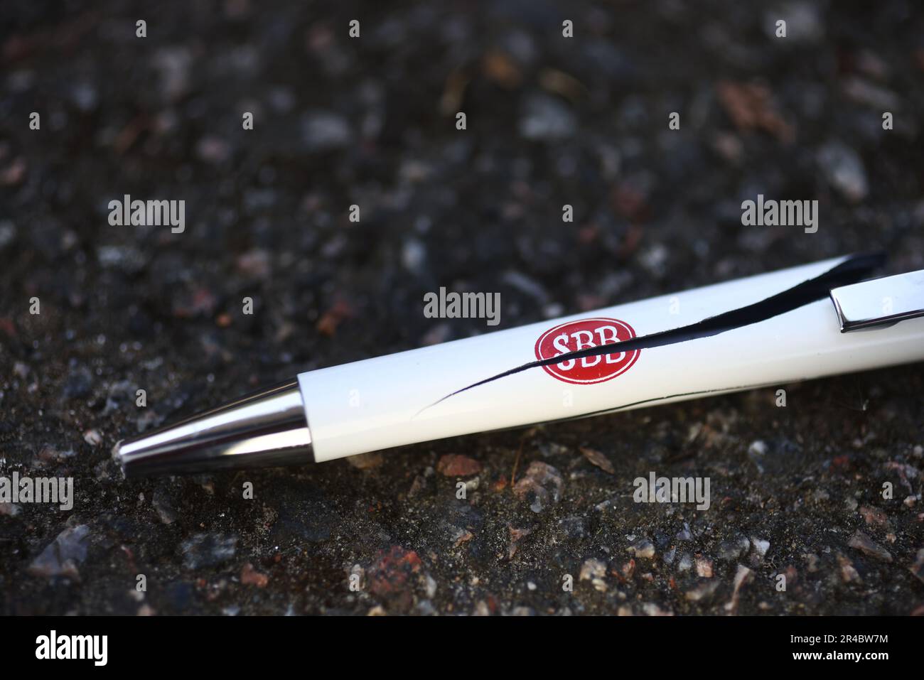 Un stylo cassé avec le logo SBB. SBB (Samhällsbyggnadsbolaget i Norden AB) est une société immobilière qui a fortement chuté à la Bourse de Stockholm ces dernières semaines en raison de ses dettes. Banque D'Images