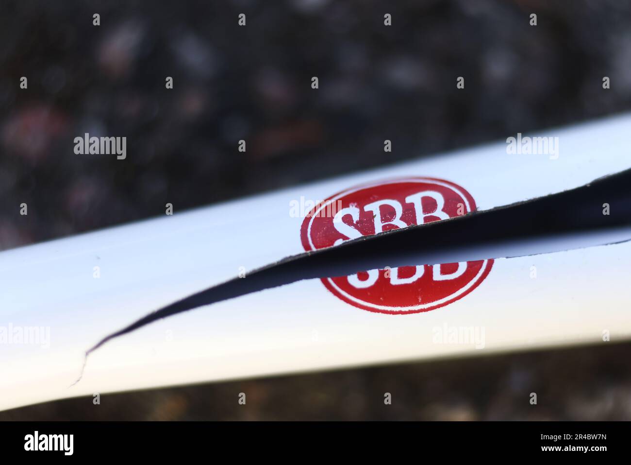 Un stylo cassé avec le logo SBB. SBB (Samhällsbyggnadsbolaget i Norden AB) est une société immobilière qui a fortement chuté à la Bourse de Stockholm ces dernières semaines en raison de ses dettes. Banque D'Images