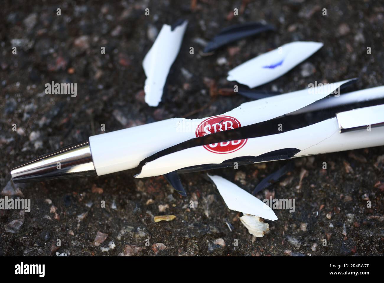 Un stylo cassé avec le logo SBB. SBB (Samhällsbyggnadsbolaget i Norden AB) est une société immobilière qui a fortement chuté à la Bourse de Stockholm ces dernières semaines en raison de ses dettes. Banque D'Images