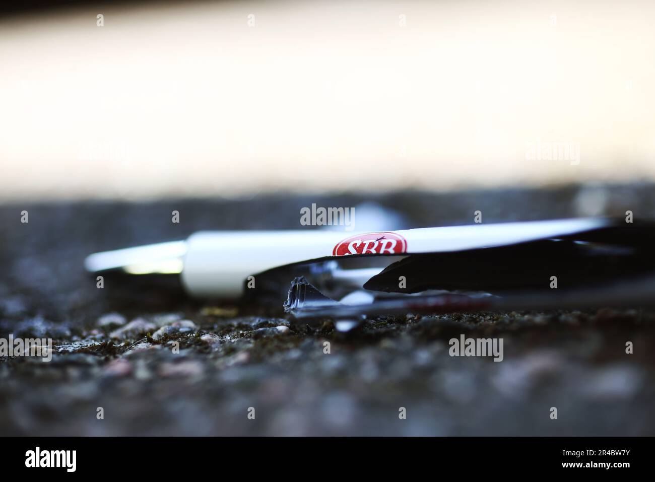 Un stylo cassé avec le logo SBB. SBB (Samhällsbyggnadsbolaget i Norden AB) est une société immobilière qui a fortement chuté à la Bourse de Stockholm ces dernières semaines en raison de ses dettes. Banque D'Images