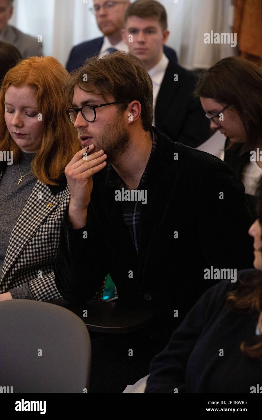 Andrea Perrino pose une question lors d'une première visite de la Force opérationnelle pour l'Europe du Sud, Afrique (SETAF-AF) sur le campus Florence de l'Université James Madison European Union Policy Studies (études politiques de l'Union européenne), le 29 mars 2023. Cette visite a permis aux futurs employés fédéraux de découvrir comment SETAF collabore et travaille avec des alliés et des partenaires en Afrique et en Europe, ce qui leur permet d'appliquer le monde réel à leurs futures carrières potentielles. Banque D'Images