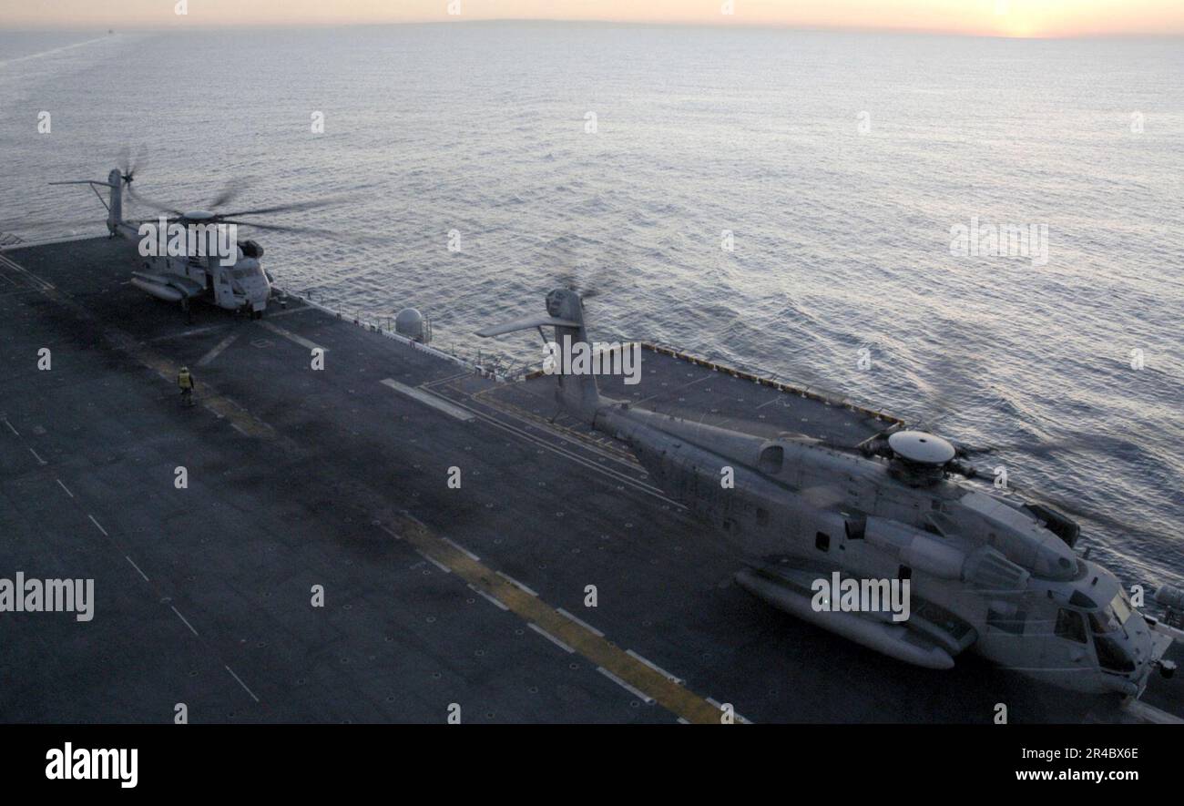 US Navy deux hélicoptères CH-53E Super Stallion, affectés au Sea Elks du Marine Medium Helicopter Squadron un six six (HMM-166) se préparent pour le décollage du pont de vol. Banque D'Images