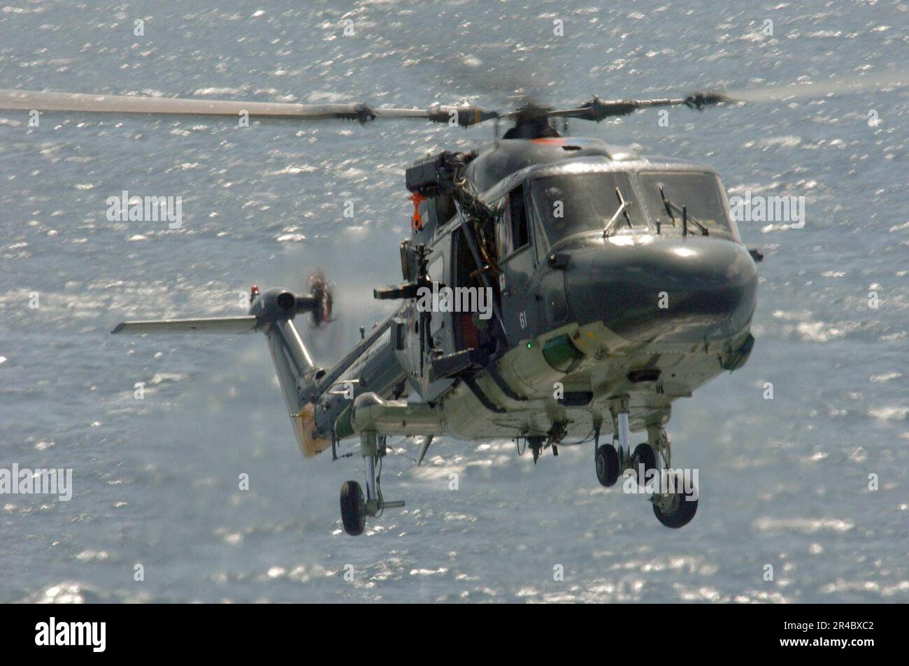 MARINE AMÉRICAINE Un hélicoptère Lynx de la Marine royale des pays-Bas, affecté au HNLMS de Zeven Provincien (FFG 80), se prépare à atterrir à bord du navire d'atterrissage USS carter Hall (LSD 50). Banque D'Images