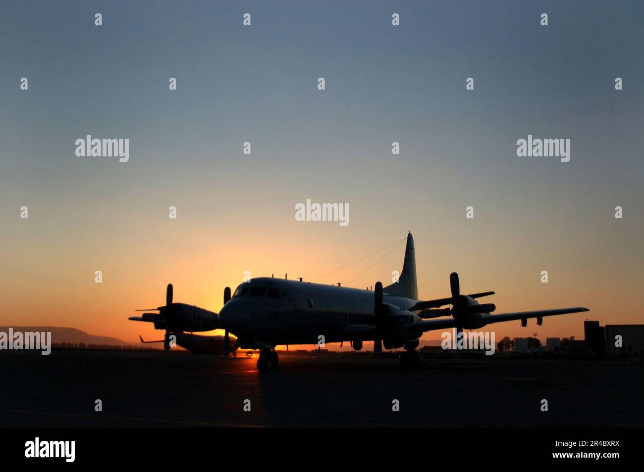 MARINE DES ÉTATS-UNIS Un P-3C Orion affecté à l'escadron des tridents de patrouille deux six (VP-26) sur la ligne de vol avant les opérations de nuit. Banque D'Images