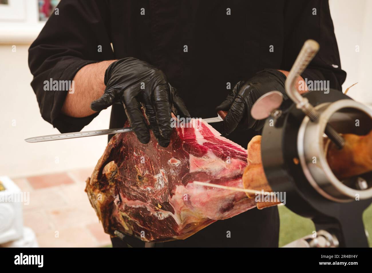 Coupe professionnelle de jambon en tranches de jambon fumé. Jambon ibérique espagnol. Banque D'Images