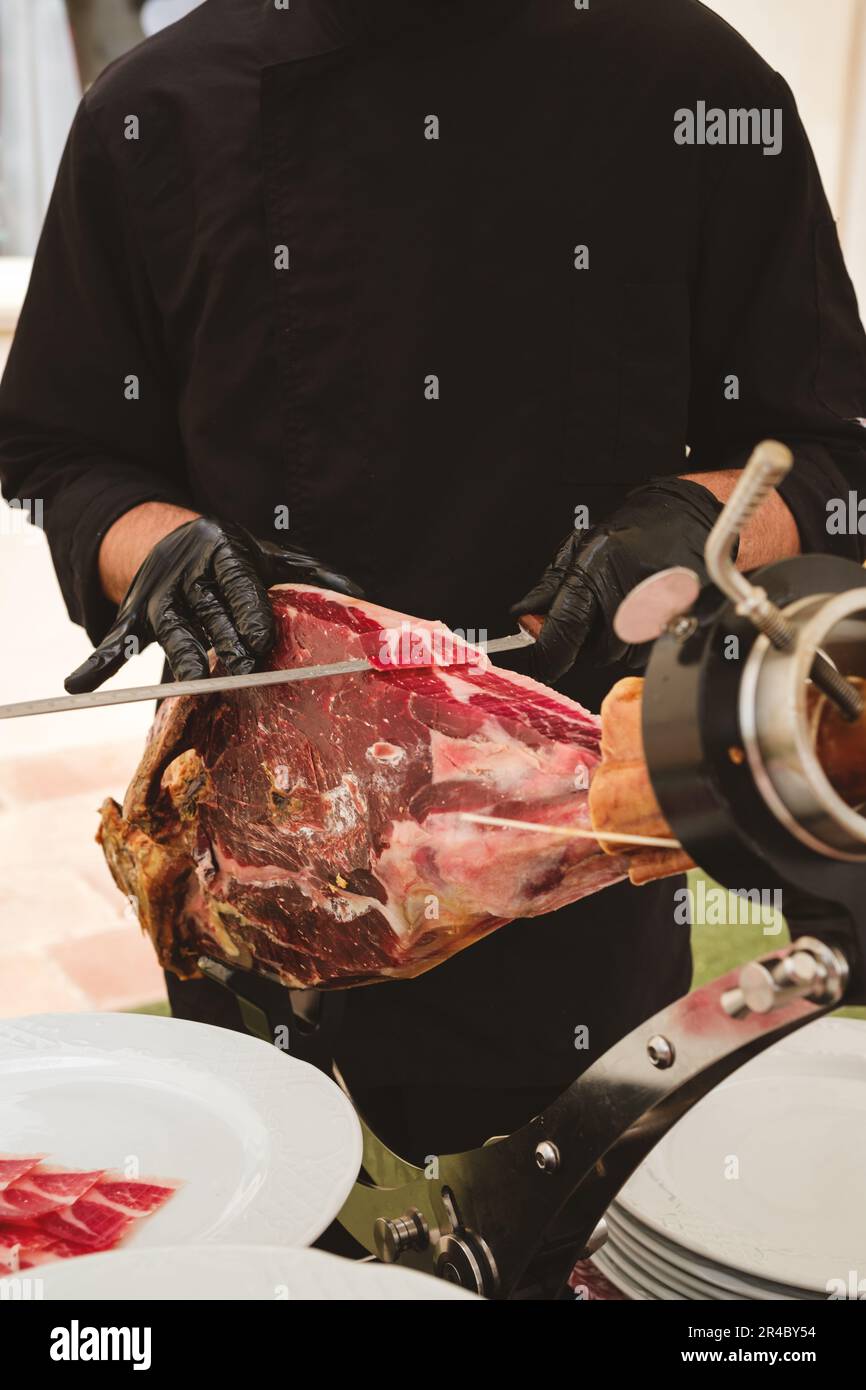Coupe professionnelle de jambon en tranches de jambon fumé. Jambon ibérique espagnol. Banque D'Images