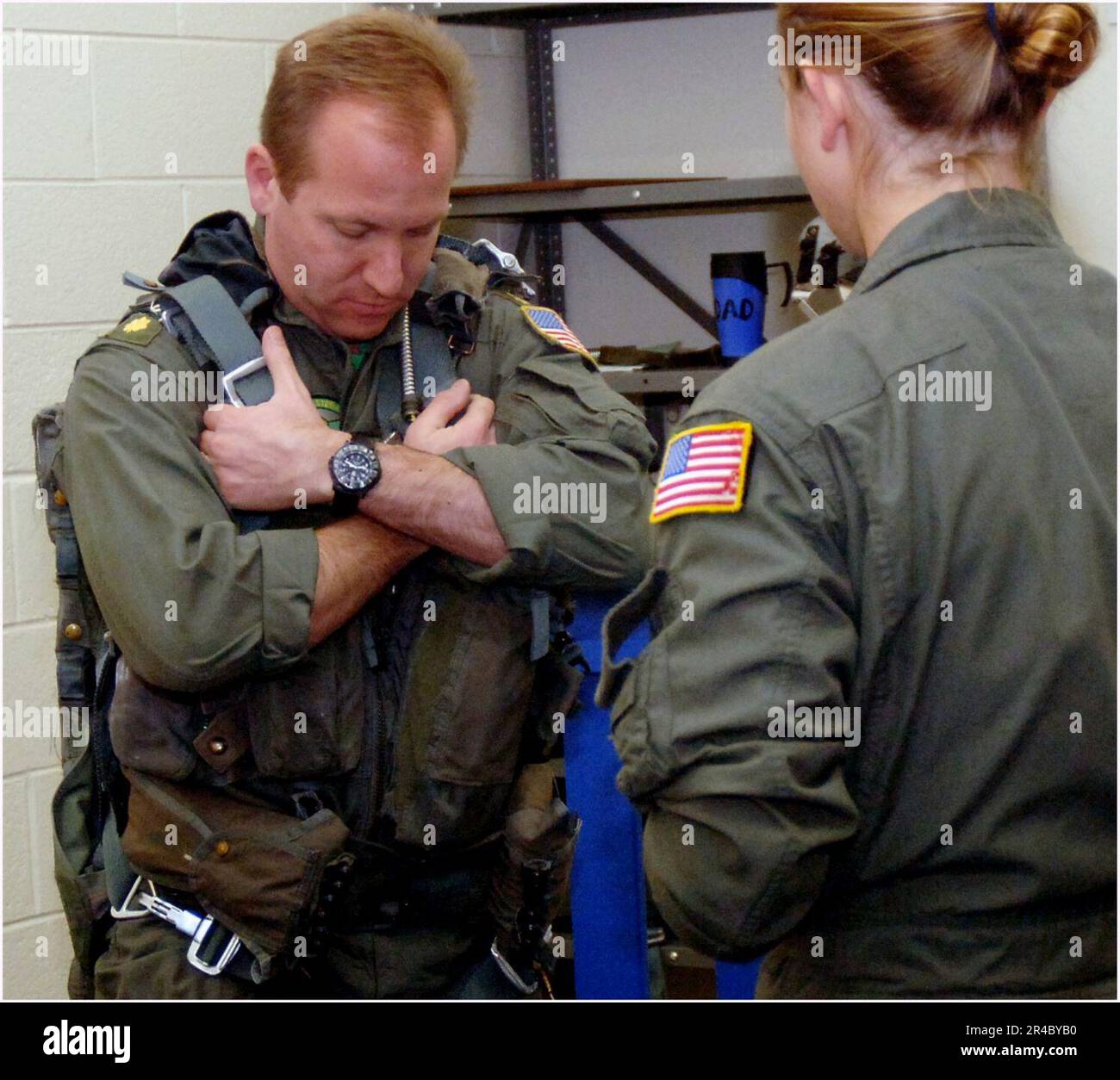 US Navy Marine Water Survival Training Center instructeur, Hospital Corpsman 2nd Class Right, observe le lieutenant Cmdr. À gauche, pendant qu'il teste l'équipement de parachutisme à bord de la base navale de Norfo. Banque D'Images