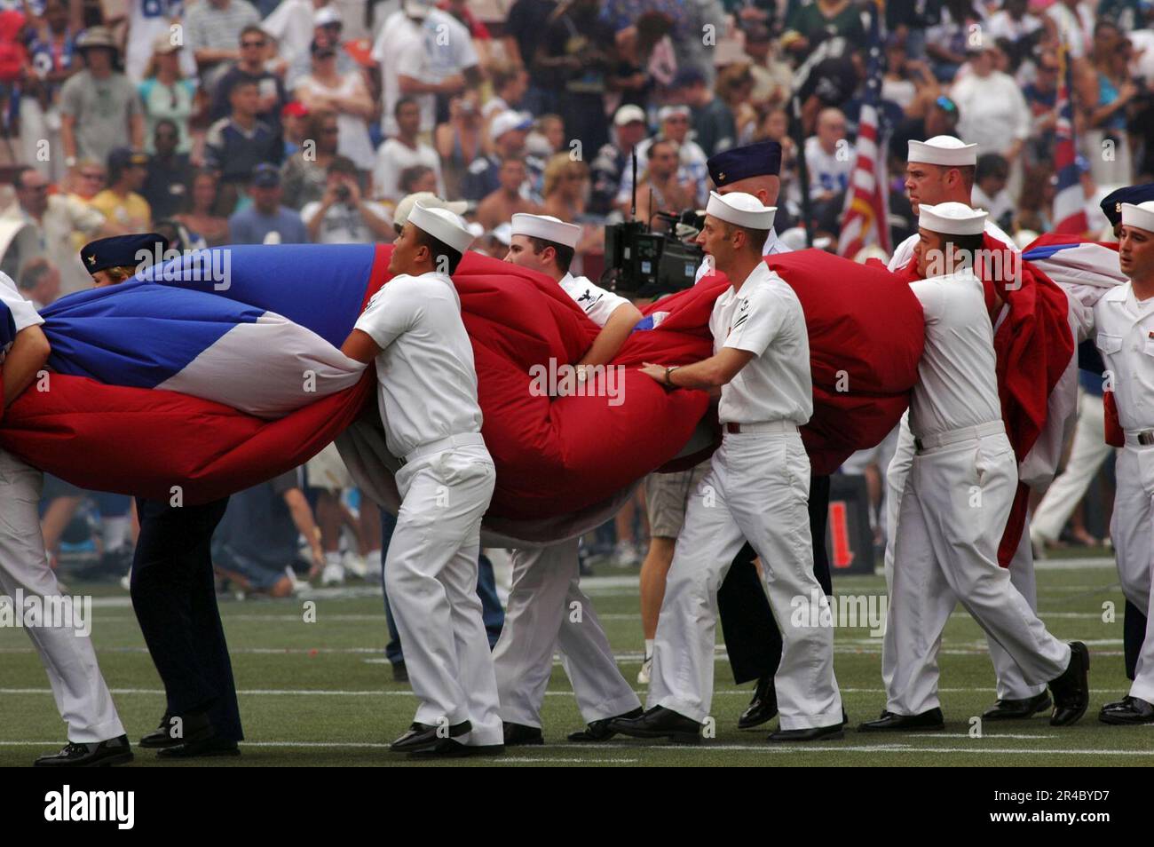 LES marins DE la Marine AMÉRICAINE stationnés à différents commandements à Hawaï aident à porter le drapeau de la Conférence américaine de football (AFC) pendant le spectacle de pré-match. Banque D'Images