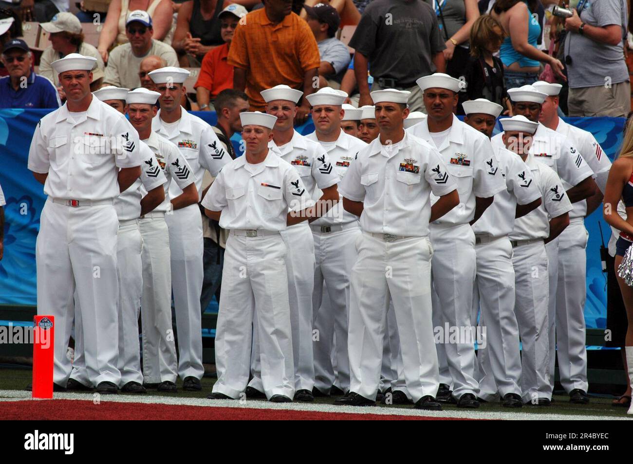 Les marins DE la Marine AMÉRICAINE stationnés à différents commandements à Hawaï se tiennent au repos du défilé en attendant d'aider à porter le drapeau de la Conférence américaine de football (AFC) pendant le spectacle d'avant-match. Banque D'Images