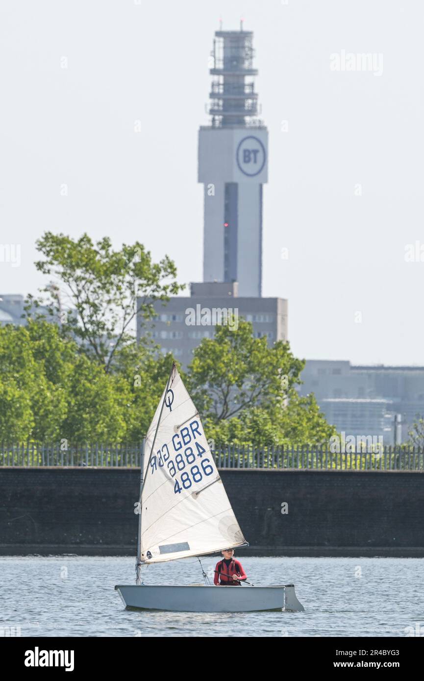 Edgbaston Reservoir, Birmingham, 27th mai 2023 - les passionnés de sports nautiques se sont emmis au réservoir Edgbaston samedi matin pour profiter des températures chaudes pendant le week-end des vacances de Spring Bank. Plusieurs amateurs de soleil ont utilisé des voiliers et des bateaux à rames pour traverser les eaux étincelantes et les gratte-ciel de Birmingham se profilent en arrière-plan. Une planche à voile a également utilisé la petite quantité de vent pour s'amuser au soleil. Crédit : Stop Press Media/Alay Live News Banque D'Images