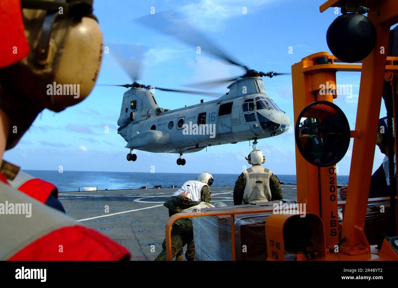 MARINE AMÉRICAINE Un Chevalier de mer CH-46E affecté aux Tigres volants de l'Escadron d'hélicoptères Marine Medium 262 (HMM-262), débarque à bord du navire d'atterrissage USS Harpers Ferry (LSD 49) pour prendre une variété de suppliants. Banque D'Images