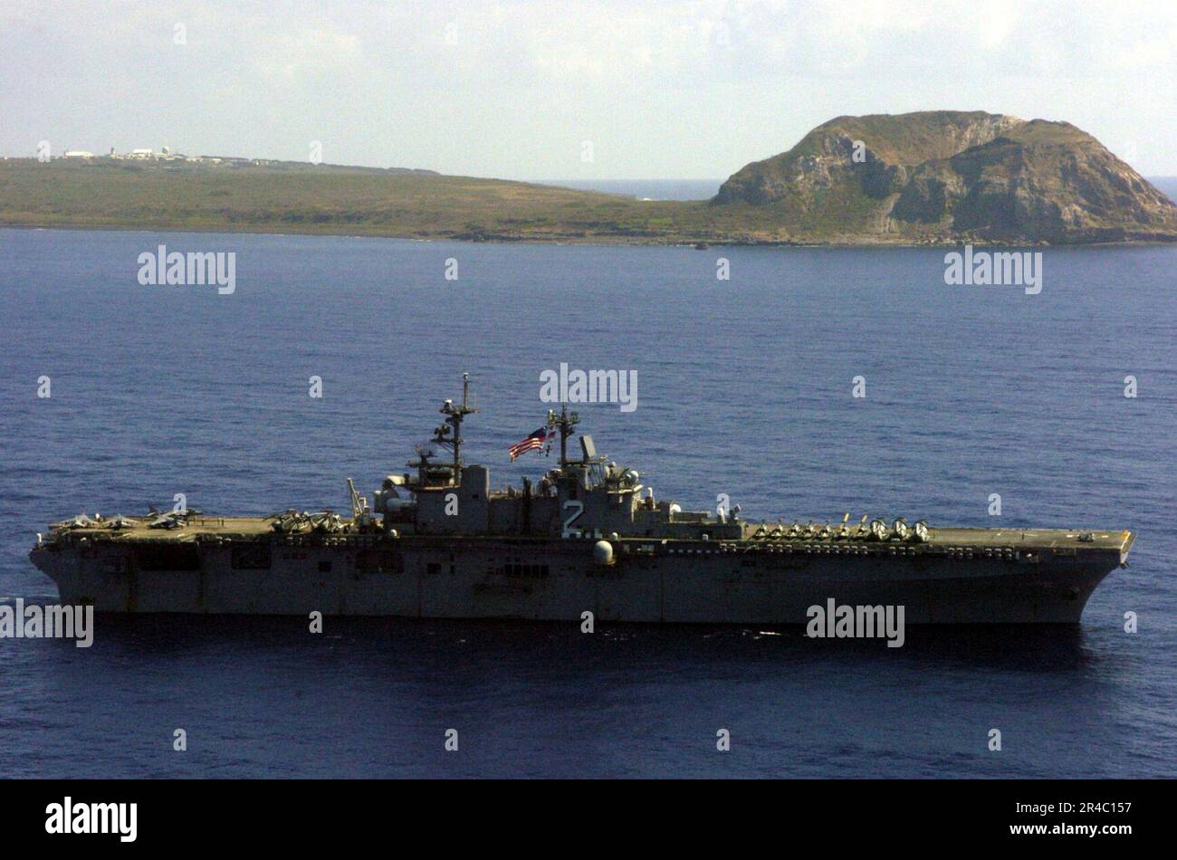 US Navy le navire d'assaut amphibie USS Essex (LHD 2) est en cours au large de la côte du Mt. Suribachi, sur l'île d'IMO Jima. Banque D'Images