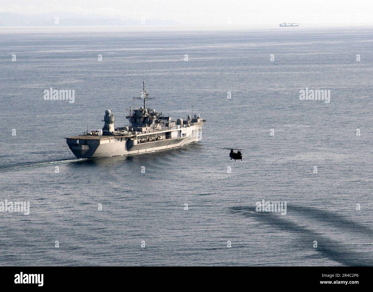 MARINE AMÉRICAINE un hélicoptère CH-47 Chinook de l'armée affecté au Régiment d'aviation 52nd s'approche du navire de commandement amphibie USS Blue Ridge (LCC 19) au cours d'une évolution d'entraînement armée-marine conjointe au large des côtes de Kor. Banque D'Images