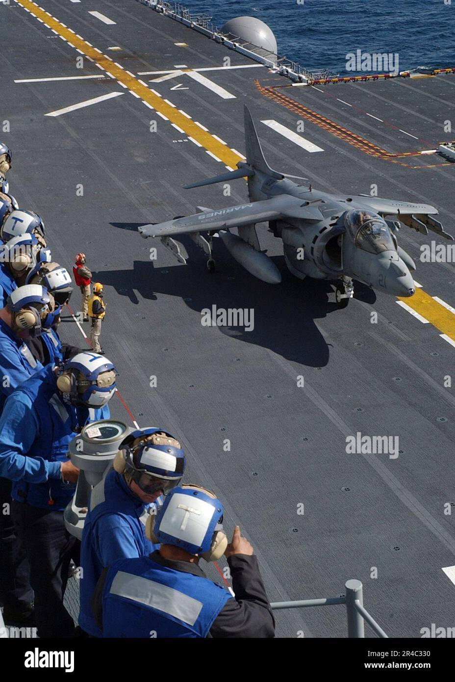 US Navy un Harrier AV-8B affecté aux Tomcats de l'escadron d'attaque de chasseurs maritimes trois un (VMFA-311) effectue des opérations de vol à bord de l'USS Bonhomme Richard (LHD 6). Banque D'Images