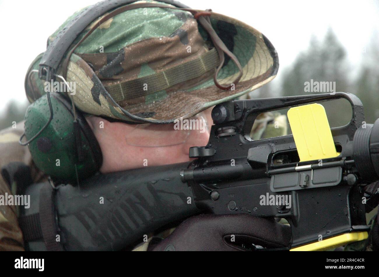 US Navy Reservist Construction Electricien 2nd 2e classe Naval Mobile Construction Battalion One Eight (NMCB-18), tire sa carabine M-16. Banque D'Images