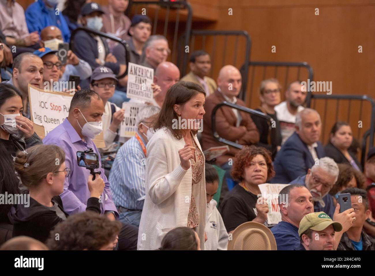 New York, États-Unis. 26th mai 2023. NEW YORK, NEW YORK - MAI 26 : un membre de l'audience s'oppose au financement de l'Ukraine et le fait de se retrouver pris dans une guerre nucléaire avec la Russie est supprimé par la sécurité des États-Unis Réunion de la représentante d'Alexandrie Ocasio-Cortez à l'Académie des arts et des sciences de Corona sur 26 mai 2003, dans le quartier Queens de New York. (Photo par Ron Adar/SOPA Images/Sipa USA) crédit: SIPA US/Alay Live News Banque D'Images