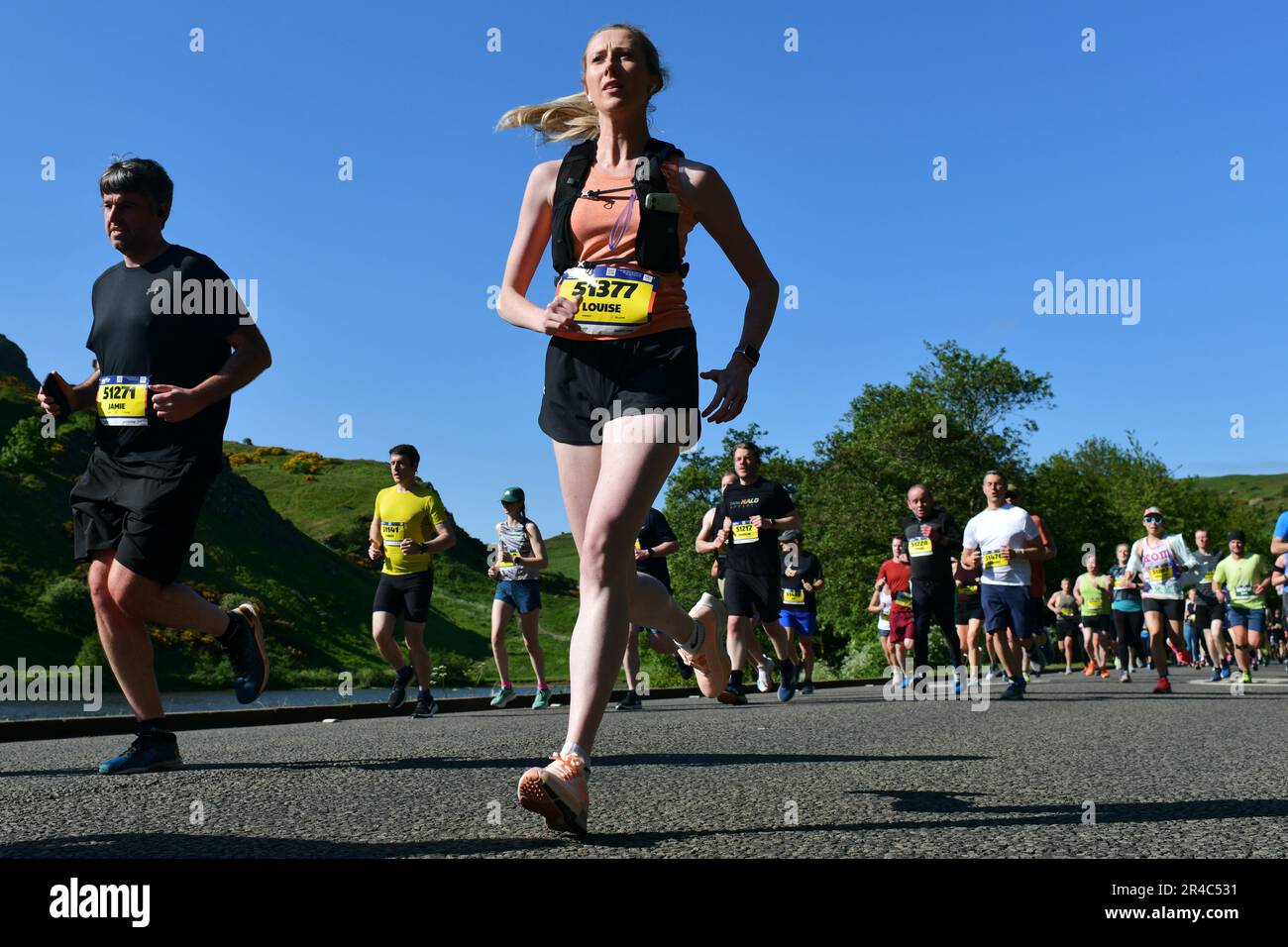 Edinburgh, Écosse, Royaume-Uni, 27 mai 2023. Des centaines de coureurs passent par Holyrood Park alors que le festival du marathon d'Édimbourg commence avec un événement de 10K. credit sst/alamy nouvelles en direct Banque D'Images