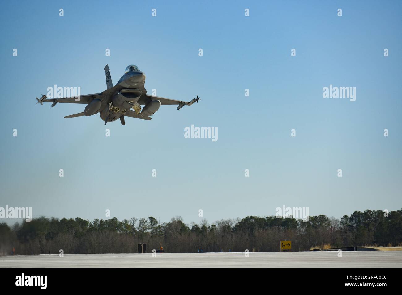 Les avions de chasse F-16 de la Garde nationale aérienne de Caroline du Sud, 169th, ont commencé à retourner à la base de la Garde nationale interarmées de McEntyre, 4 février 2023. Le F-16s est temporairement en service depuis avril 2022 à partir de l'aéroport métropolitain de Columbia, en Caroline du Sud, en raison de rénovations majeures des pistes à McEntyre JNGB. Banque D'Images