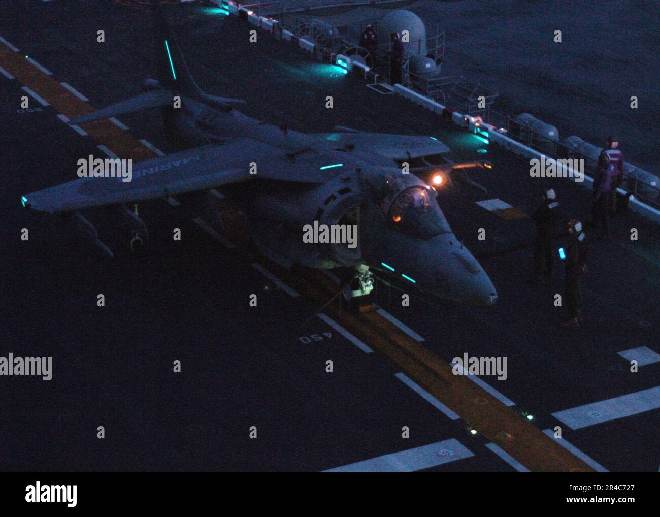 MARINE DES ÉTATS-UNIS un Harrier AV-8B affecté aux Tomcats de l'escadron d'attaque maritime trois un (VMA-311) effectue des opérations de vol de nuit sur le pont de vol du navire d'assaut amphibie USS Bonhomme Richard (LHD 6). Banque D'Images