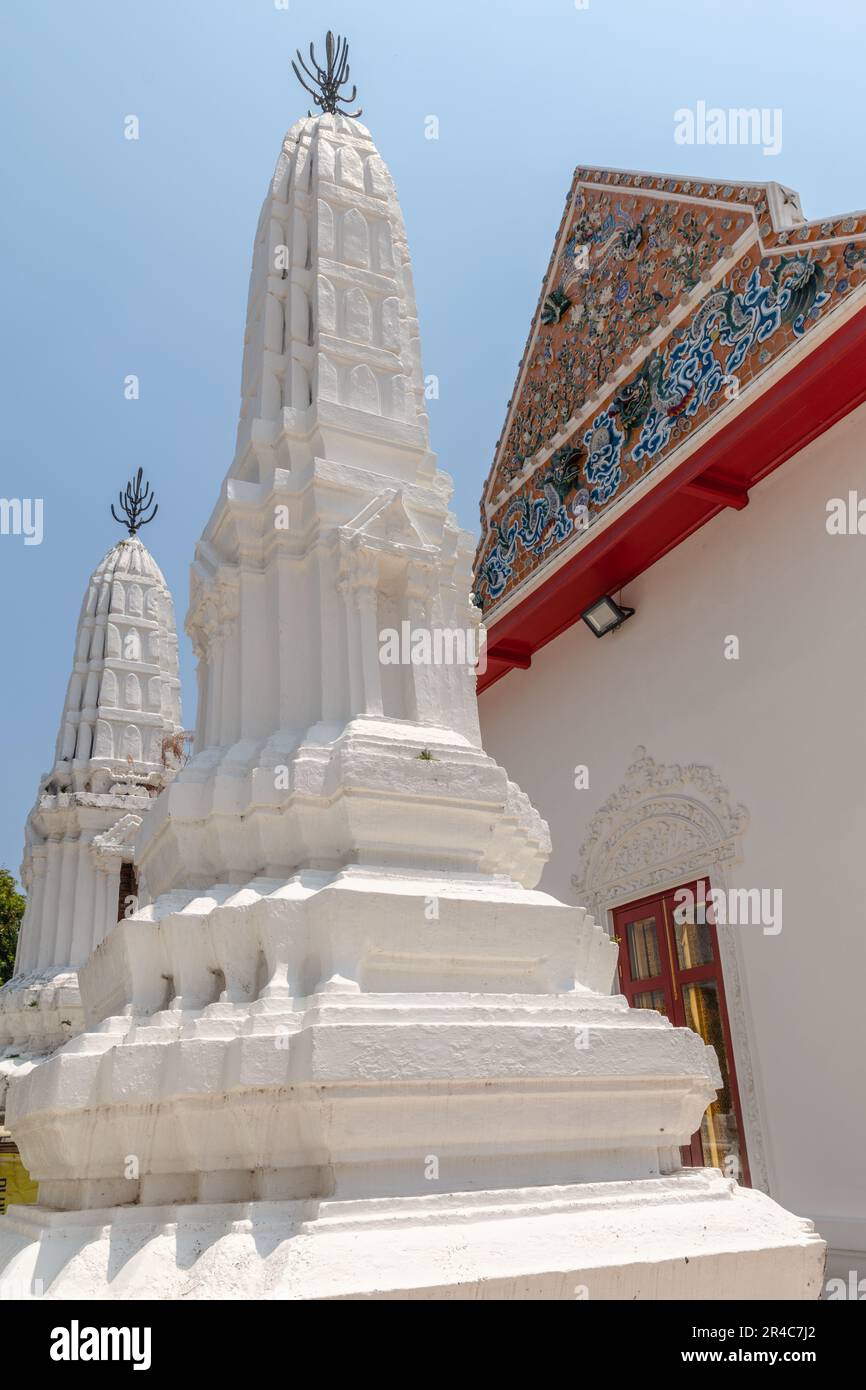 Stupas de Wat Thong Noppphakhun, temple bouddhiste thaïlandais à Khlong San, Bangkok, Thaïlande Banque D'Images