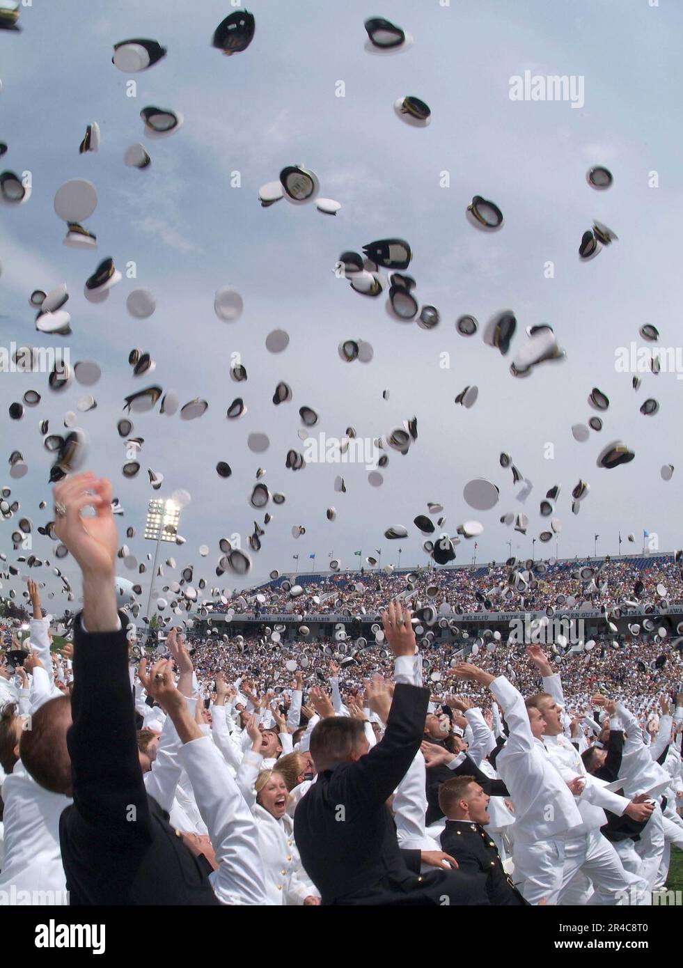 LES officiers nouvellement commissionnés de la Marine AMÉRICAINE célèbrent la fin de leur cérémonie de remise des diplômes et de mise en service de 2006, avec la traditionnelle mise en vedette de leurs couvertures dans les airs. Banque D'Images