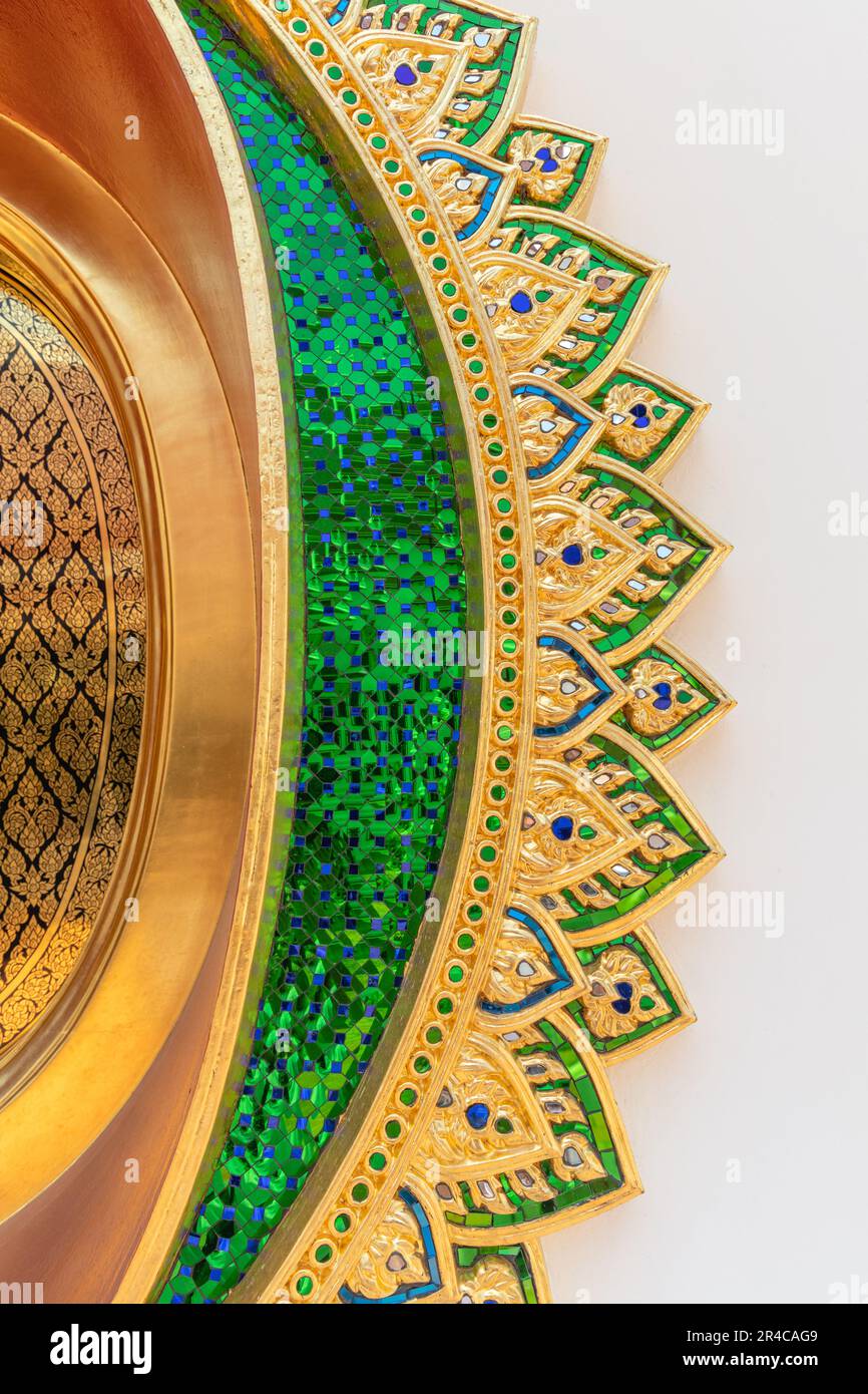 Fenêtres rondes d'ubosoot (salle d'ordination) de Wat Thong Noppphakhun, temple bouddhiste thaïlandais à Khlong San, Bangkok, Thaïlande. Détails. Banque D'Images