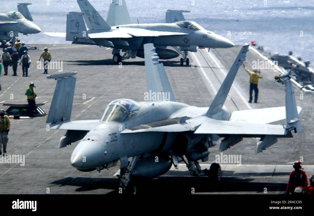 LES directeurs du pont DE l'US Navy Flight signalent l'appareil en position à bord du porte-avions de la classe Nimitz USS Ronald Reagan (CVN 76) en vue du lancement pendant l'exercice Valiant Shield 2006. Banque D'Images