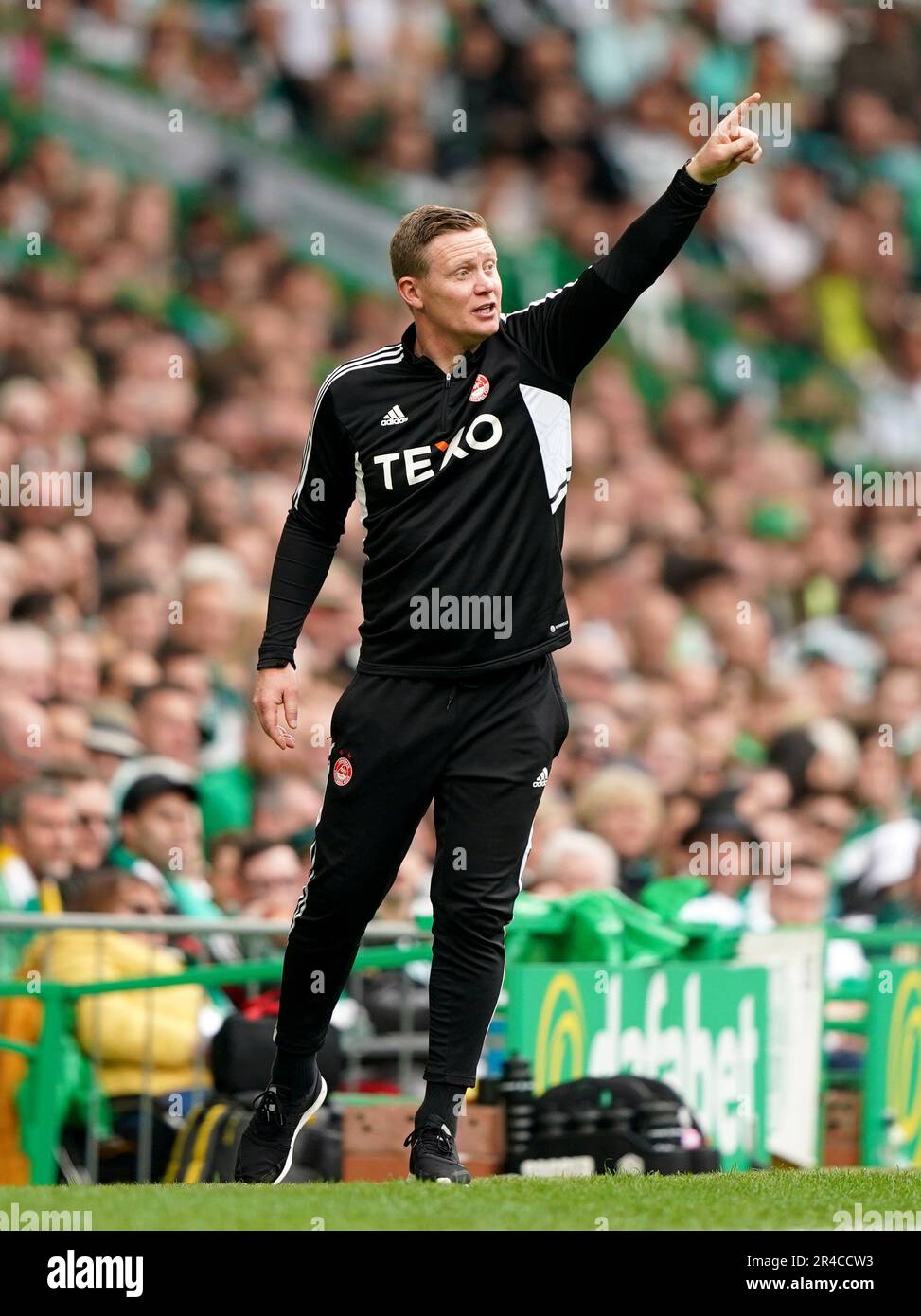 Barry Robson, directeur d'Aberdeen, sur la ligne de contact lors du