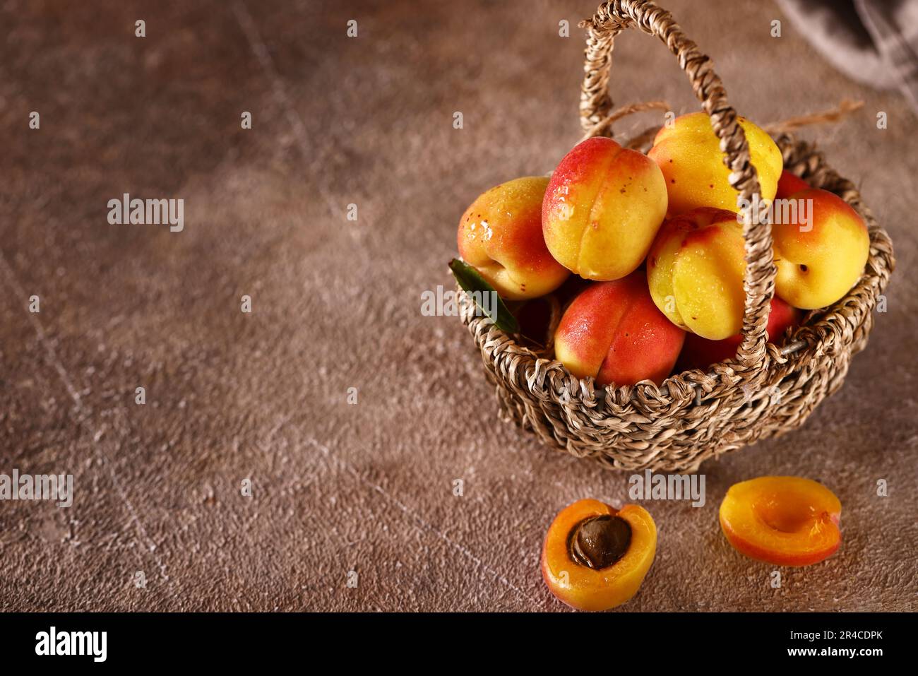 pêches biologiques mûres juteuses dans un panier Banque D'Images