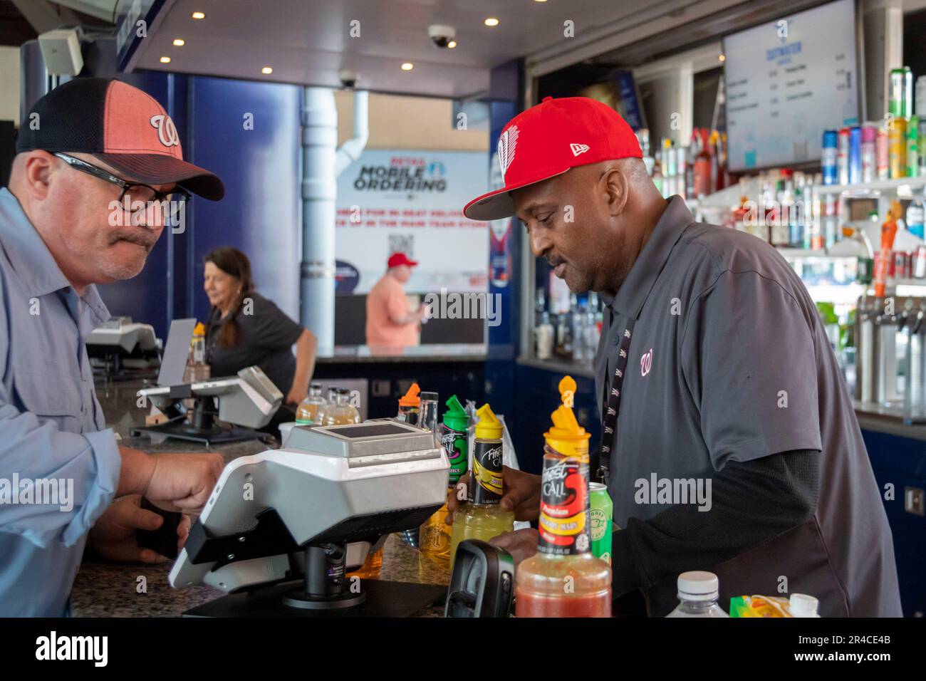 Washington, DC - Un travailleur vend des boissons d'un stand de concessions lors d'un match de baseball à Nationals Park. Banque D'Images