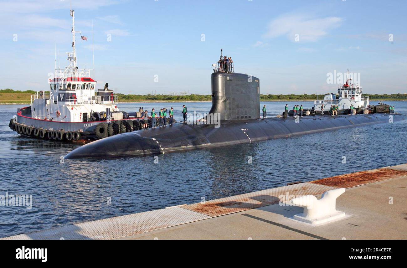 US Navy le sous-marin d'attaque de classe Virginia USS Texas (SSN 775) est guidé dans le port par des remorqueurs locaux près de Port Canaveral. Banque D'Images