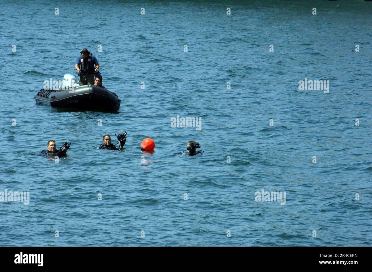 US Navy U.S. Les gardes-côtes affectés à l'équipe de sécurité maritime (MSST) 91103 utilisent l'équipement anti-nageur intégré avec des plongeurs dans l'eau pendant l'exercice Seahawk 2006. Banque D'Images