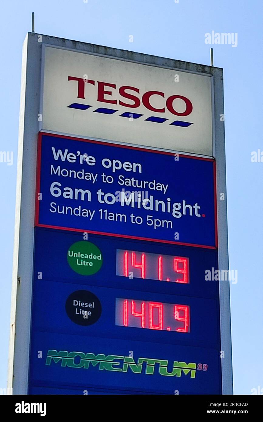 Hockley, Birmingham, 27th mai 2023 - Une station-service de tesco vend du diesel 1P moins cher que du carburant sans plomb sur une piste de la région de Hockley, à Birmingham. Le prix du carburant sans plomb était de 141,9 et celui du diesel de 140,9. Une nouvelle étude de PetrolPrices montre qu'environ 10 pour cent de toutes les stations-service britanniques vendent du diesel à un tarif moins cher que l'essence. Tesco est devenu un acteur clé responsable du changement dans la vente moyenne des prix de l'essence et du diesel. Environ 15 % de ses stations-service proposent du diesel aux conducteurs dont le prix est inférieur à celui de l'essence sans plomb. Crédit: Stop Press Media / Alamy Live News Banque D'Images