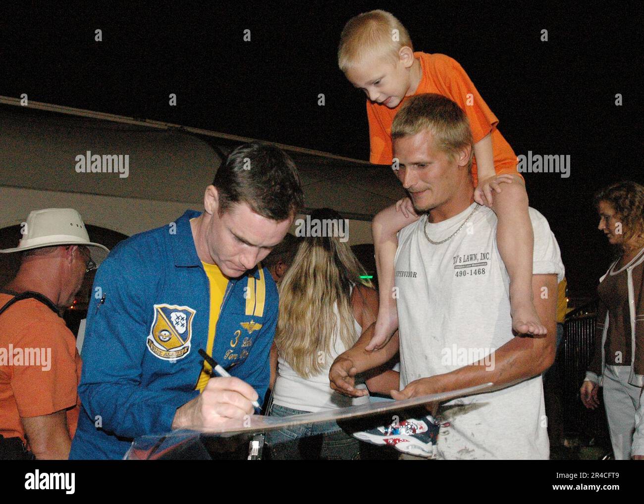 BLEU MARINE AMÉRICAIN Angel pilote Lt. CDR. Signe des autographes pour le résident de Virginia Beach et son fils. Banque D'Images