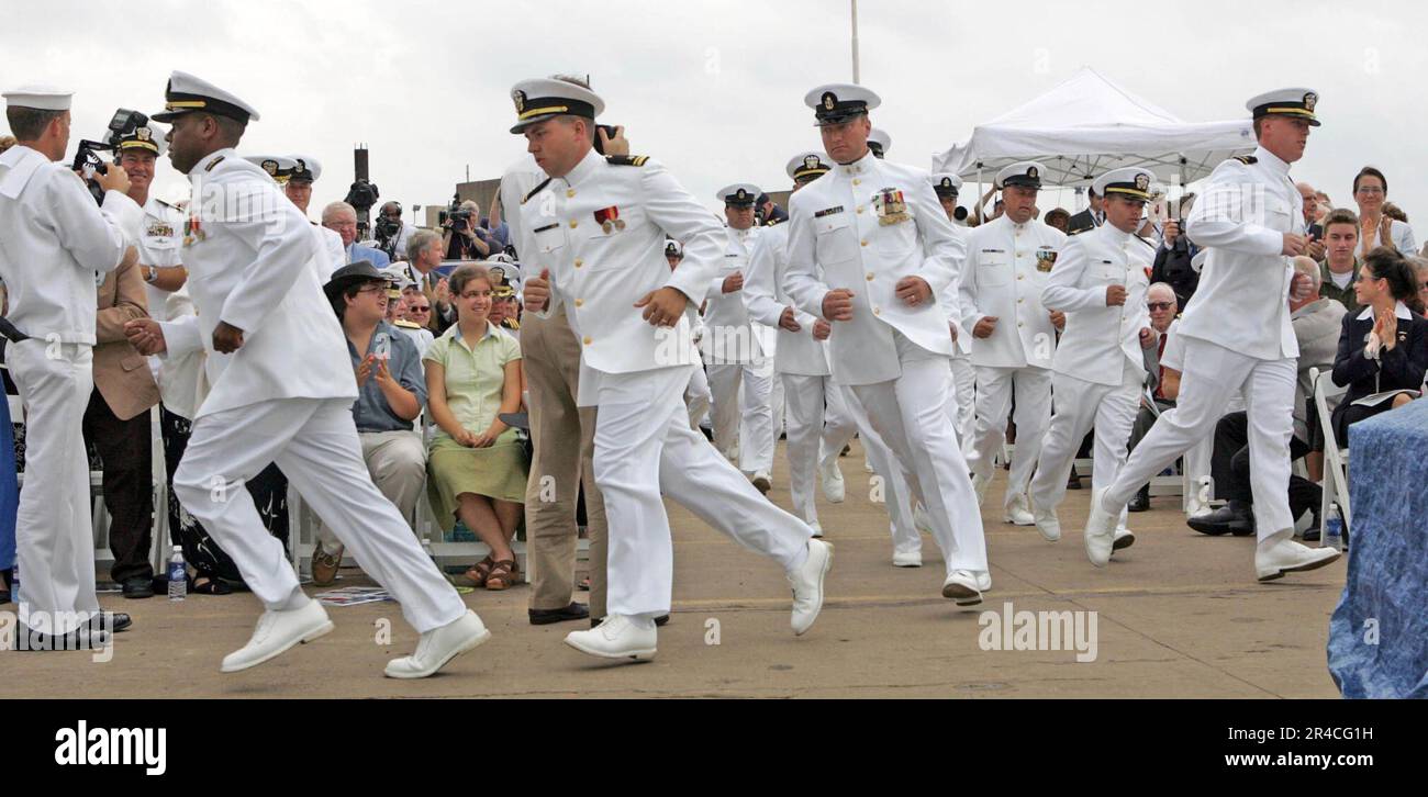 LA course d'un membre DE l'US Navy Crew à bord du sous-marin d'attaque de classe Virginia USS Texas (SSN 775), suivant l'ordre a de faire notre navire et de lui apporter la vie, par la première dame et les bateaux commanditent Laura Bush. Banque D'Images