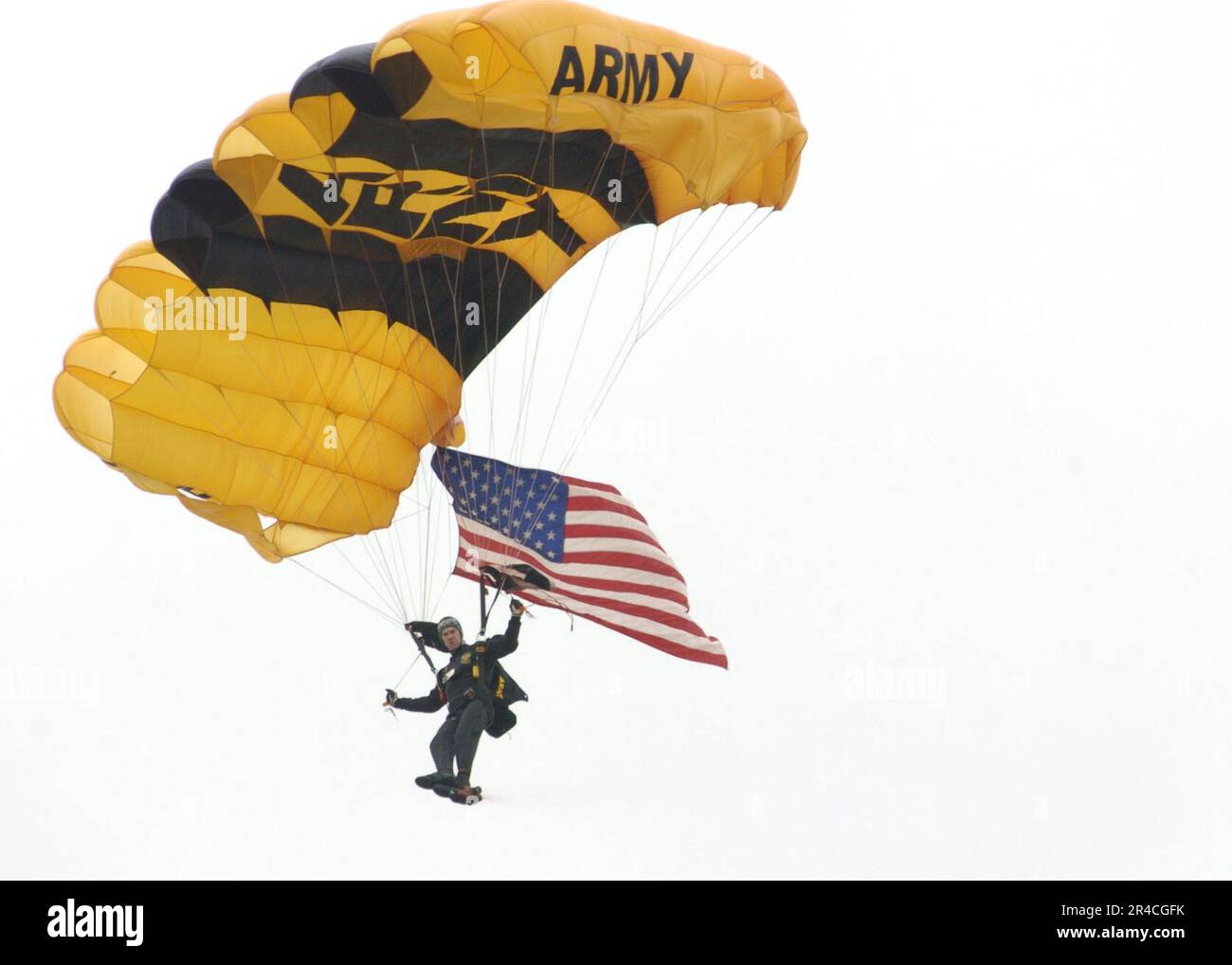 US NAVY A U.S. Un membre de l'équipe de parachutisme du Chevalier doré de l'armée transforme son parachute en préparation à l'atterrissage au salon de l'air Miramar. Banque D'Images