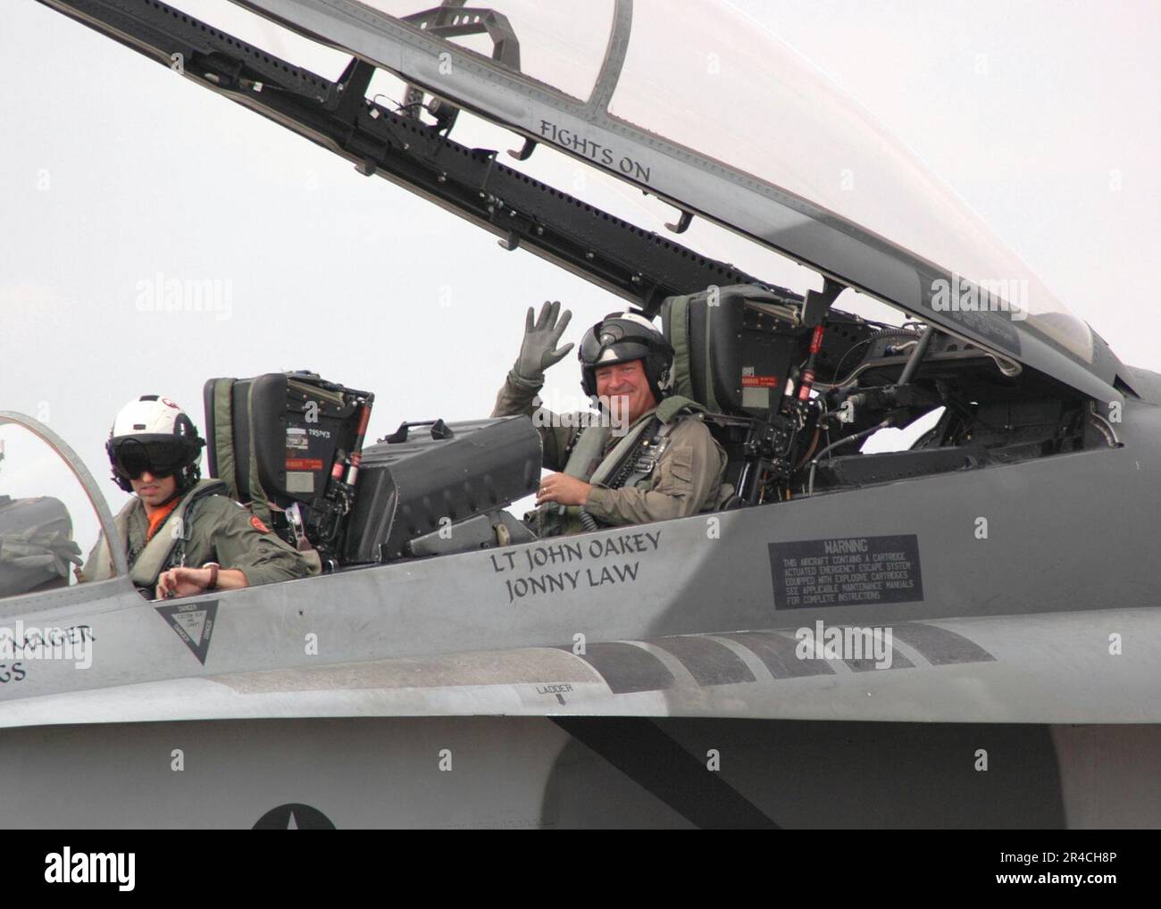LE capitaine DE LA Marine AMÉRICAINE commandant de la base de réserve interarmées de la base aérienne navale de la Nouvelle-Orléans, se prépare pour le vol du F-A-18B lors du spectacle aérien de n'awlins organisé par la base. Banque D'Images