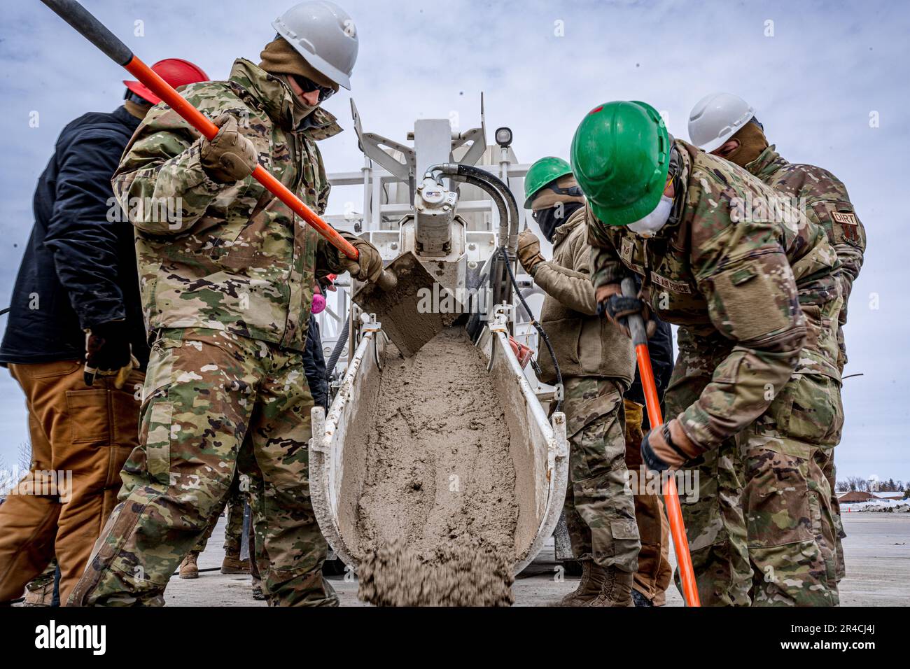 Les membres de l'escadron du génie civil 114th remplissent un cratère simulé afin de pratiquer des opérations rapides de réparation de piste pendant l'exercice de Trident Lobo à Hector Field, Dakota du Nord 30 mars 2023. Hector Field a été créé comme une station d'exploitation avant simulée dans un pays ami afin de donner aux aviateurs la chance de pratiquer des opérations d'urgence et des communications en temps de guerre dans un endroit éloigné. Banque D'Images