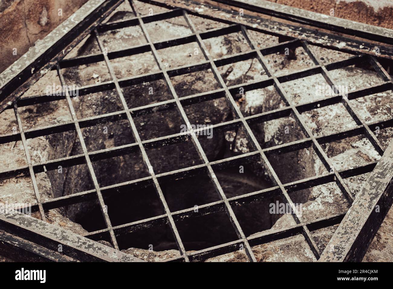 Gros plan sur le vieux puits d'eau avec la grille en fer photo de gros plan. Scène de rue. Image de haute qualité pour papier peint, blog de voyage, magazine, article Banque D'Images