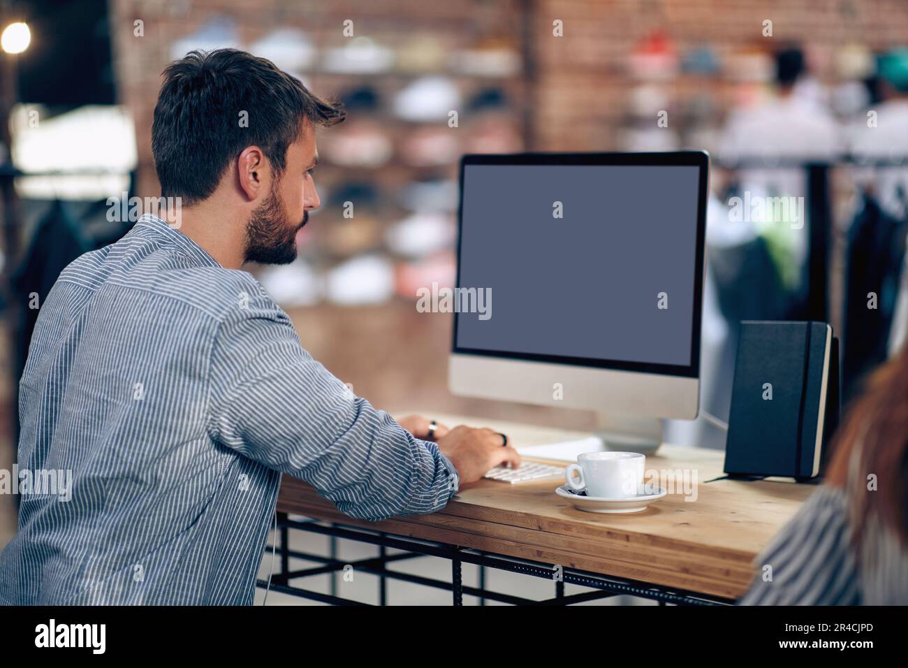 Jeune homme regardant l'écriture d'écran. Homme travaillant sur un ordinateur. Travail, étudiant, Internet café concept. Banque D'Images