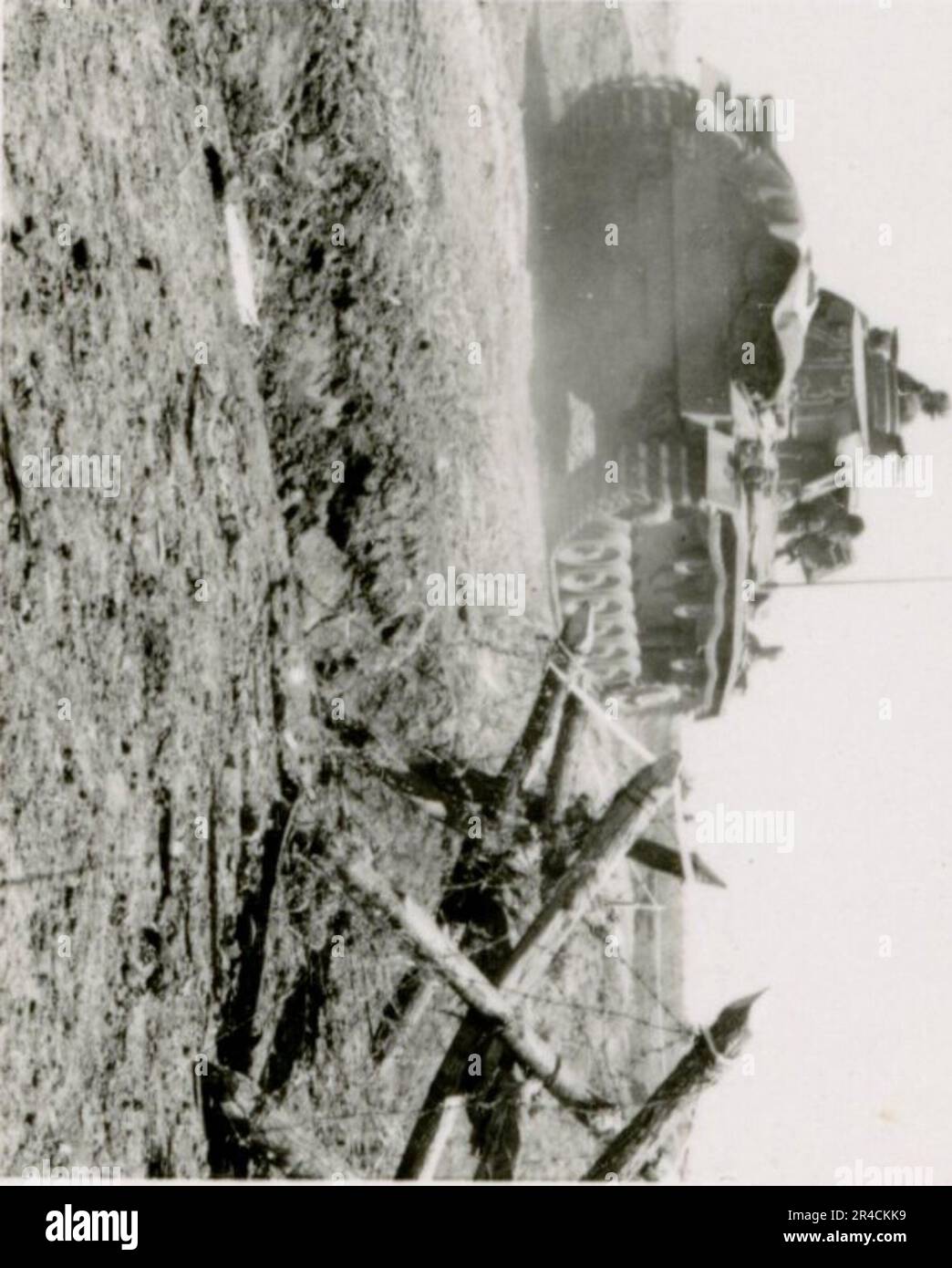 SS photographe Willi Altstadt, Division Wiking, Russie 1942. Scènes de village de la région de Rostov, un Panzer III (avec des symboles unitaires) et des grenadiers de panzer sur la steppe, scènes de combat le long d'une rivière, gros plans d'infanterie sur le terrain avec des armes individuelles et servies par équipage, traversée de rivière (radeaux d'assaut et de ponton), construction d'un bloc routier, prisonniers de guerre russes, SS-soldats pêche et natation, cérémonie de remise des prix de l'unité, poste d'observation surplombant une rivière, et équipage d'artillerie lourde avec obusier. Images illustrant les activités de première ligne des unités Waffen-SS sur les fronts occidental et oriental, i Banque D'Images