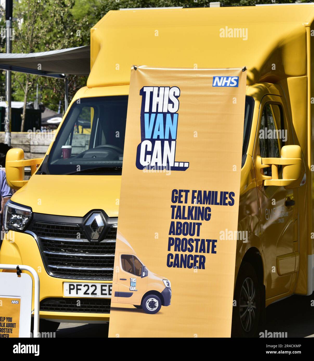 Manchester, Royaume-Uni, 27th mai 2023. Une fourgonnette mobile de test du cancer de la prostate du NHS invite les hommes à faire un test psa pour vérifier leur risque de cancer de la prostate dans le centre de Manchester, au Royaume-Uni. Crédit : Terry Waller/Alay Live News Banque D'Images