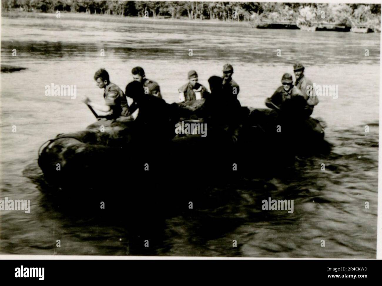 SS photographe Willi Altstadt, Division Wiking, Russie 1942. Scènes de village de la région de Rostov, un Panzer III (avec des symboles unitaires) et des grenadiers de panzer sur la steppe, scènes de combat le long d'une rivière, gros plans d'infanterie sur le terrain avec des armes individuelles et servies par équipage, traversée de rivière (radeaux d'assaut et de ponton), construction d'un bloc routier, prisonniers de guerre russes, SS-soldats pêche et natation, cérémonie de remise des prix de l'unité, poste d'observation surplombant une rivière, et équipage d'artillerie lourde avec obusier. Images illustrant les activités de première ligne des unités Waffen-SS sur les fronts occidental et oriental, i Banque D'Images