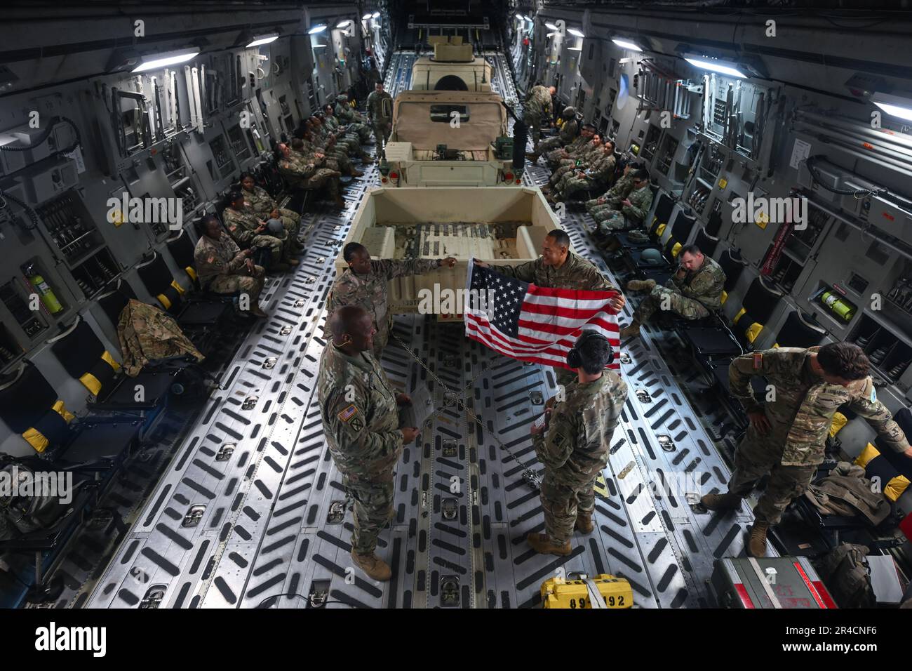 ÉTATS-UNIS Les soldats affectés à la Réserve de l'Armée de terre s'entraînent avec le vol d'intervention d'urgence de 315th, base interarmées de Charleston, Caroline du Sud, pendant l'exercice El Swampo à la base de réserve aérienne Homestead, Floride, 25 mars 2023. L'exercice a été conçu pour fournir divers scénarios de formation afin de maintenir les devises opérationnelles, de valider la doctrine de l'emploi de combat Agile et d'utiliser la formation et les procédures tactiques pour favoriser le service de la sœur et l'interopérabilité du ministère fédéral. Banque D'Images